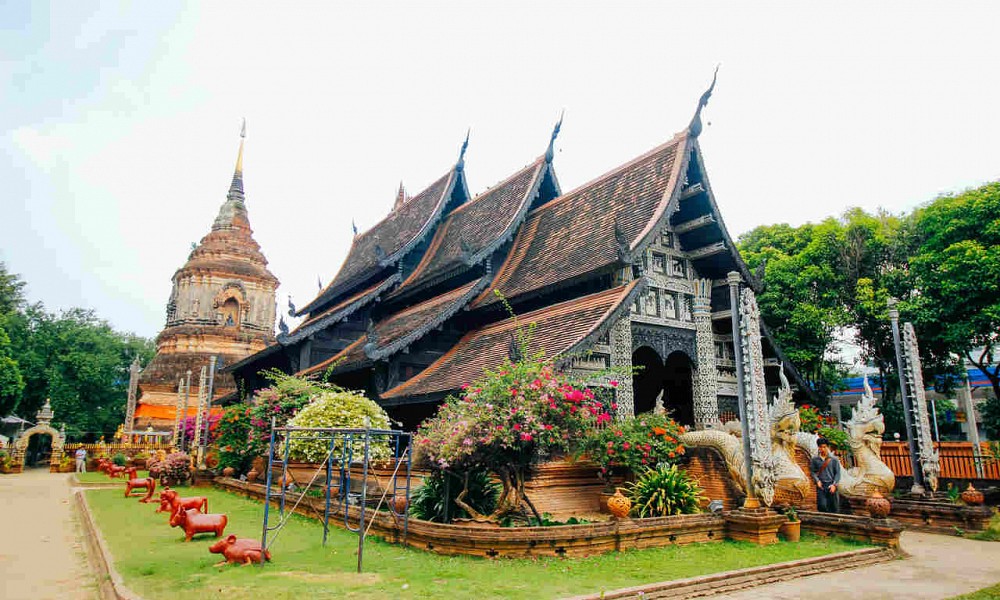 The beautiful main temple hall of Wat Lok Moli.